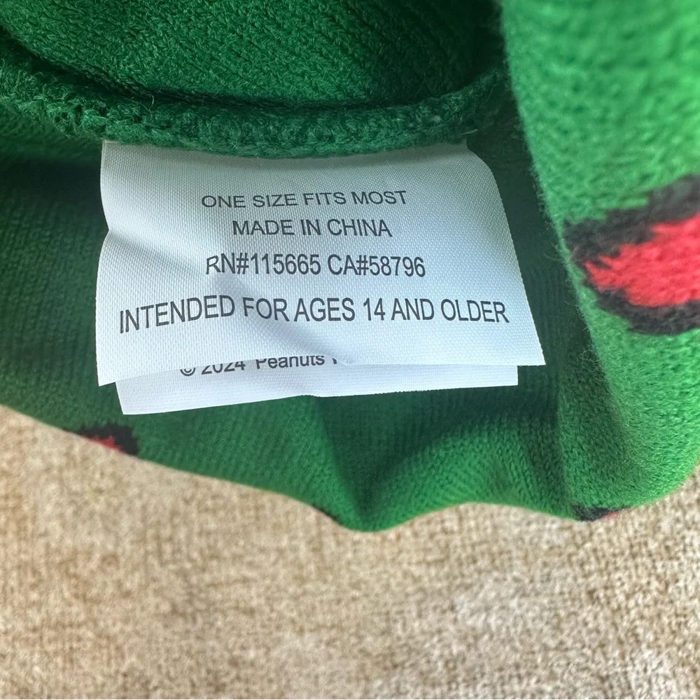 Peanuts Snoopy NWT Pom Beanie/Toboggan Hat Green/Red One Size Unisex